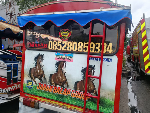 Kondisi mobil 'odong-odong' yang dilengkapi fasilitas suara untuk menunjang keceriaan penumpang mulai dari televisi, mic, hingga telolet di Kembangan, Jakarta Barat pada Senin (9/2/2026). Foto: Ryan Iqbal/kumparan