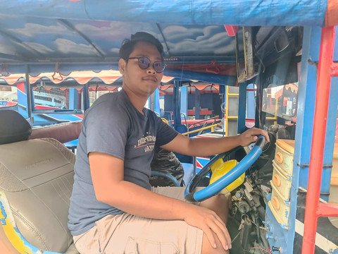 Galeh (21) salah seorang supir mobil 'odong-odong' di Kembangan, Jakarta Barat, Senin (9/2/2026). Foto: Ryan Iqbal/kumparan