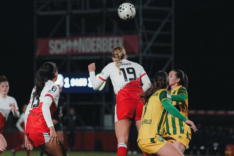 Claudia Scheunemann (kiri) sedang membela tim FC Utrecht Women di Eredivisie Vrouwen, Sabtu (7/2). Foto: Instagram @c.a.scheunemann