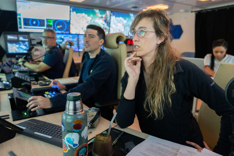 Maria Emilia Bravo, ahli biologi kelautan dari University of Buenos Aires dan kepala peneliti ekspedisi, bersama timnya mengoperasikan ROV SuBastian milik Schmidt Ocean Institute. Foto: Misha Vallejo Prut/Schmidt Ocean Institute
