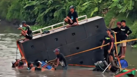 Saat Perahu pengangkut sound horeg karam di Sungai Balongdowo, Sidoarjo, mulai karam. Dok: Satpolairud Sidoarjo