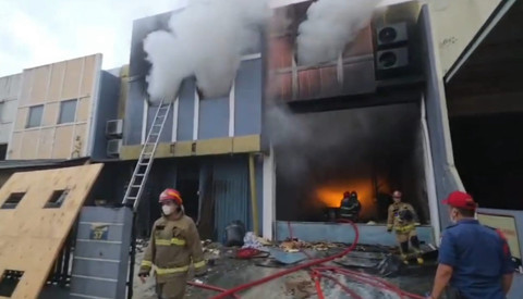 Kebakaran gudang kimia di daerah Taman Tekno, Kecamatan Setu, Kota Tangsel, Senin dini hari (9/2). Foto: Dok. Istimewa