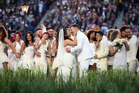 Para penampil memeragakan sebuah pernikahan selama penampilan penyanyi Puerto Rico Bad Bunny di acara Apple Music Halftime Show Super Bowl LX Patriots vs Seahawks di Stadion Levi's di Santa Clara, California, Minggu (8/2/2026) waktu setempat. Foto: Josh Edelson/AFP