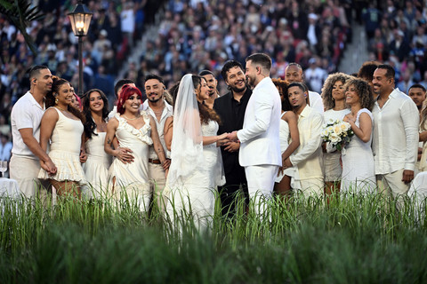 Para penampil memeragakan sebuah pernikahan selama penampilan penyanyi Puerto Rico Bad Bunny di acara Apple Music Halftime Show Super Bowl LX Patriots vs Seahawks di Stadion Levi's di Santa Clara, California, Minggu (8/2/2026) waktu setempat. Foto: Josh Edelson/AFP