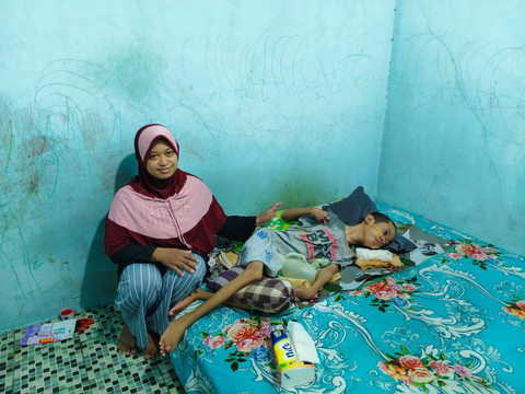Deni Rianingsih dan anaknya, Ananda Yue Riastanto, di Kulon Progo. Foto: Arfiansyah Panji Purnandaru/kumparan