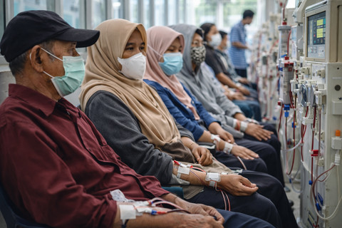 Pasien gagal ginjal menunggu antrean cuci darah di rumah sakit (foto: AI) 