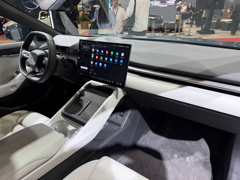 XPENG hadirkan sederet teknologi dan XPENG The Next P7 di Indonesia International Motor Show (IIMS) 2026. Foto: Syahrul Ghiffari/kumparan