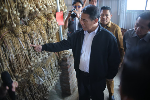 Menteri Pertanian (Mentan) Andi Amran Sulaiman dalam kunjungannya ke Kecamatan Sembalun, Kabupaten Lombok Timur, NTB, Senin (9/2/2026). Foto: Dok Kementan
