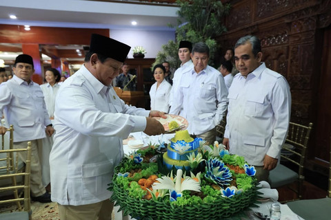 Momen Prabowo potong tumpeng di syukuran HUT ke-18 Gerindra Foto: Instagram @prabowo 