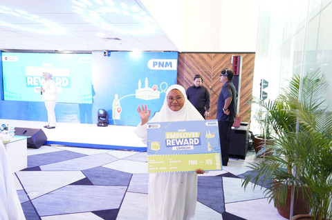 Jeni Adilasari, Account Officer (AO) PNM Mekaar berhasil mendapat hadiah perjalanan ke Tanah Suci melalui program Employee Reward PNM. Foto: Dok. PNM
