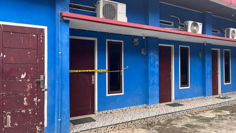 Kamar kos di Untung Suropati, Kota Bandar Lampung, Senin (9/2/2026), yang disegel polisi usai tewasnya pria bernama Hindradjaja dengan kepala terlilit lakban. Foto: Lampung Geh