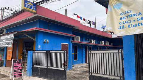 Gerbang pintu masuk kamar kos di Untung Suropati, Kota Bandar Lampung, Senin (9/2/2026), yang disegel polisi usai tewasnya pria bernama Hindradjaja dengan kepala terlilit lakban. Foto: Lampung Geh