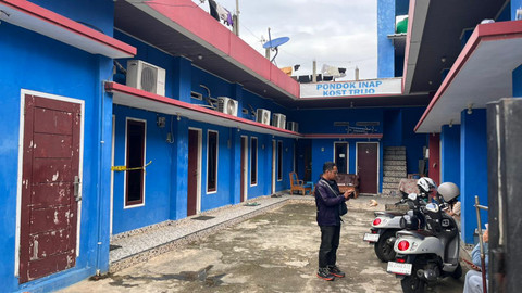 Suasana halaman kamar kos di Untung Suropati, Kota Bandar Lampung, Senin (9/2/2026), yang disegel polisi usai tewasnya pria bernama Hindradjaja dengan kepala terlilit lakban. Foto: Lampung Geh