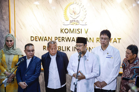 Mensos, Menkeu, Dirut BPJS Kesehatan, dan para Wakil Ketua DPR menyampaikan keterangan pers usai rapat konsultasi di Kompleks Parlemen, Senayan, Jakarta, Senin (9/2/2026). Foto: Dhemas Reviyanto/ANTARA FOTO