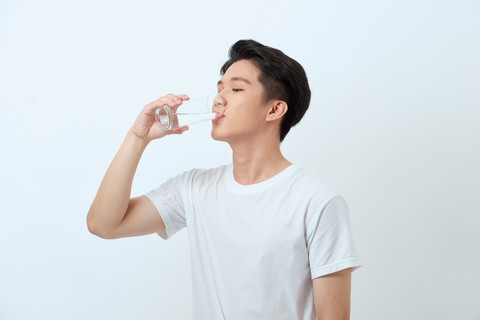 Ilustrasi konsumsi air minum berkualitas untuk jaga hidrasi hingga konsentrasi.  Foto: Makistock/Shutterstock