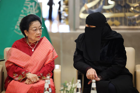 Presiden Kelima RI yang juga Ketua Umum PDI Perjuangan (PDIP) Megawati Soekarnoputri disambut Pelaksana Tugas Rektor Princess Naurah University (PNU) Fawziyah bint Suliman Al Amro di Perpustakaan Pusat, PNU di Riyadh, Arab Saudi, Senin (9/2/2026). Foto: Dok. PDIP