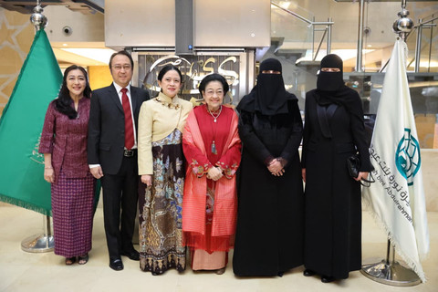Presiden Kelima RI yang juga Ketua Umum PDI Perjuangan (PDIP) Megawati Soekarnoputri disambut Pelaksana Tugas Rektor Princess Naurah University (PNU) Fawziyah bint Suliman Al Amro di Perpustakaan Pusat, PNU di Riyadh, Arab Saudi, Senin (9/2/2026). Foto: Dok. PDIP