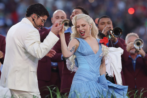 PeBad Bunny dan Lady Gaga tampil di atas panggung selama Apple Music Super Bowl LX Halftime Show di Stadion Levi's di Santa Clara, California, Minggu (8/2/2026). Foto: KEVIN C. COX/Getty Images/AFP