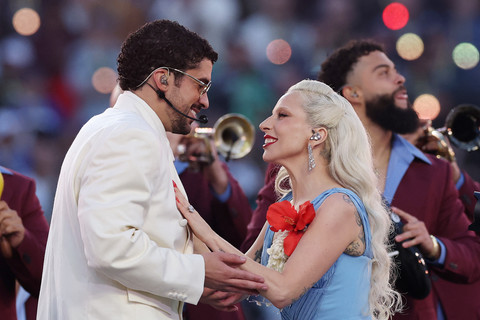 Bad Bunny dan Lady Gaga tampil di atas panggung selama Apple Music Super Bowl LX Halftime Show di Stadion Levi's di Santa Clara, California, Minggu (8/2/2026). Foto: KEVIN C. COX/Getty Images/AFP