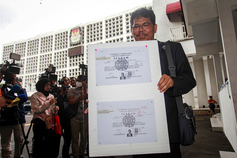 Pengamat Kebijakan Publik, Bonatua Silalahi menunjukan salinan asli ijazah Presiden ke-7 Joko Widodo di depan kantor KPU RI, Jakarta, Senin (9/2/2026). Foto: Reno Esnir/ANTARA FOTO