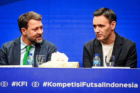 Presiden Palma Futsal Jose Tirado (kiri) dan Direktur Teknik FFI Hector Souto (kanan) berbincang saat peresmian kerja sama antara FFI dengan klub Palma Futsal di Jakarta, Senin (9/2/2026). Foto: Fauzan/ANTARA FOTO