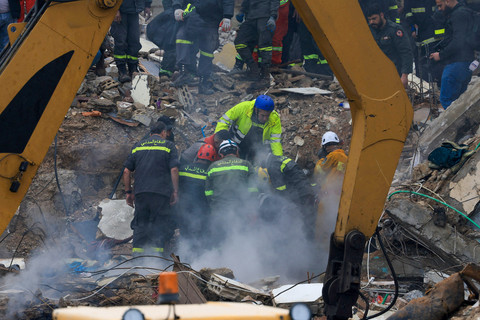 Para petugas penyelamat bekerja di lokasi runtuhnya sebuah bangunan tempat tinggal di Tripoli, Lebanon, 9 Februari 2026. Foto: Reuters/Mohamed Azakir