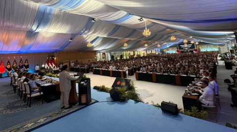 Presiden Prabowo Subianto memberikan taklimat kepada para peserta Rapat Pimpinan (Rapim) TNI dan Polri di Istana Merdeka, Jakarta, Senin (9/2/2026). Foto: sekretariat.kabinet/instagram