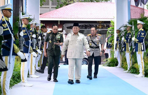 Presiden Prabowo Subianto memberikan taklimat kepada para peserta Rapat Pimpinan (Rapim) TNI dan Polri di Istana Merdeka, Jakarta, Senin (9/2/2026). Foto: sekretariat.kabinet/instagram