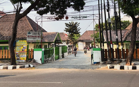 Komplek Permukiman Perhutani. Gang buntu yang sekarang berubah menjadi Gang Skena, menjadi Kopi Kalcer mengubah kebiasaan ngopi di Kediri yang jauh lebih soulful. Foto: Dokumentasi pribadi