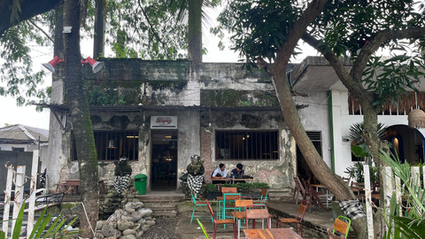 Gedung bekas SMA, yang tadinya muram dan hancur, kini "sembuh" lewat sentuhan Kopag Space. Salah satu kalcer ngopi dengan menghidupkan kembali ruang kosong dan memberi napas komunal inklusif. Foto: Dokumentasi pribadi