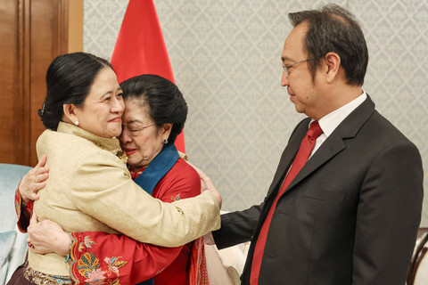 Presiden Kelima RI Megawati Soekarnoputri berpelukan dengan putrinya, Puan Maharani disaksikan putranya, M.Prananda Prabowo seusai mendapatkan gelar Doktor Honoris Causa dari PNU di Perpustakaan Pusat PNU di Riyadh, Arab Saudi, Senin (9/2/2026). Foto: Monang Sinaga/Antara Foto