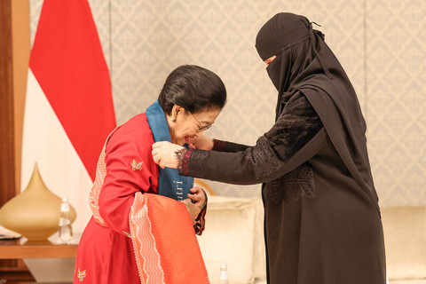 Presiden Kelima RI Megawati Soekarnoputri menerima selempang yang diberikan oleh Princess Naurah University (PNU) saat pemberian gelar Doktor Kehormatan (Honoris Causa) di Perpustakaan Pusat PNU di Riyadh, Arab Saudi, Senin (9/2/2026). Foto: Monang Sinaga/Antara Foto