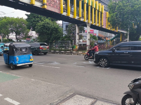 Lokasi kecelakaan Almarhum Aldi Syahputra, siswa SMKN 34 Jakarta, di jalan Matraman Raya Jakarta Timur, pada Senin (9/2/2026) lalu. Foto: Jeni Ritanti/kumparan