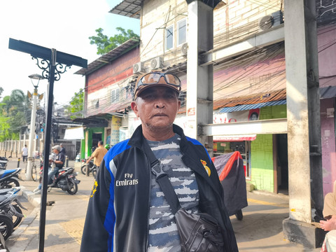 Ade (54), warga di sekitar Jalan Matraman Raya, Jakarta Timur, saat memberikan keterangan Selasa (10/2/2026). Foto: Jeni Ritanti/kumparan