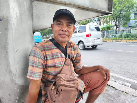 Khairil Anwar (60), warga di sekitar Jalan Matraman Raya, Jakarta Timur, saat memberikan keterangan Selasa (10/2/2026). Foto: Jeni Ritanti/kumparan