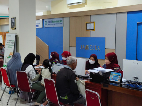 Sejumlah warga kota Yogyakarta berbondong-bondong ke Mal Pelayanan Publik (MPP) Pemkot Yogyakarta untuk aktivasi BPJS Kesehatan segmen Penerima Bantuan Iuran (PBI), Selasa (10/2/2026). Foto: Arfiansyah Panji Purnandaru/kumparan
