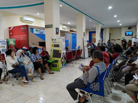 Sejumlah warga kota Yogyakarta berbondong-bondong ke Mal Pelayanan Publik (MPP) Pemkot Yogyakarta untuk aktivasi BPJS Kesehatan segmen Penerima Bantuan Iuran (PBI), Selasa (10/2/2026). Foto: Arfiansyah Panji Purnandaru/kumparan