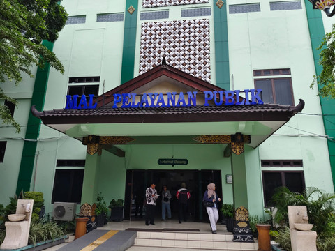 Sejumlah warga kota Yogyakarta berbondong-bondong ke Mal Pelayanan Publik (MPP) Pemkot Yogyakarta untuk aktivasi BPJS Kesehatan segmen Penerima Bantuan Iuran (PBI), Selasa (10/2/2026). Foto: Arfiansyah Panji Purnandaru/kumparan