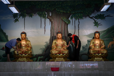 Sejumlah umat membersihkan patung dewa di Vihara Amurva Bhumi yang berada di kawasan Karet, Kuningan, Jakarta Selatan, Selasa (10/2/2026). Foto: Jamal Ramadhan/kumparan