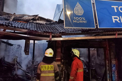 Kebakaran hanguskan belasan bangunan di Mampang, Jakarta Selatan, Selasa (10/2/2026). Foto: Dok. Sudin Gulkarmat Jaksel