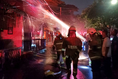 Pemadam kebakaran tengah berusaha memadamkan api dari bangunan yang hangus terbakar di Mampang, Jakarta Selatan, Selasa (10/2/2026). Foto: Dok. Sudin Gulkarmat Jaksel