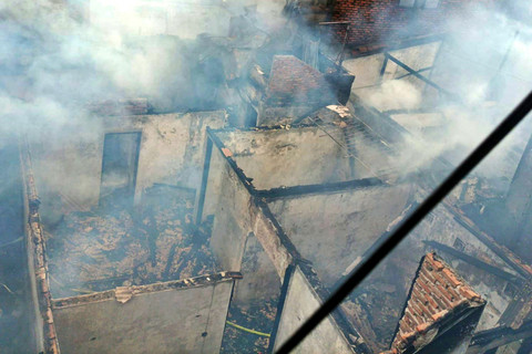 Kebakaran hanguskan belasan bangunan di Mampang, Jakarta Selatan, Selasa (10/2/2026). Foto: Dok. Sudin Gulkarmat Jaksel