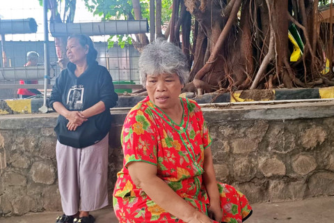 Nesah (kanan), saat menceritakan ketika mereka menemukan jasad pria yang melompat dari Flyover Pasupati dan mendarat di sekitar kandang ayam mereka, Selasa (10/2/2026). Foto: Abisatya/kumparan