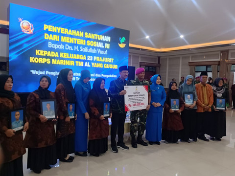 Pemberian santunan dana sebesar Rp 345 juta oleh Kementerian Sosial kepada keluarga prajurit marinir yang menjadi korban bencana longsor Cisarua yang dilaksanakan di Markas Komando Marinir Cilandak, Jakarta Selatan pada Selasa (10/2/2026). Foto: Ryan Iqbal/kumparan
