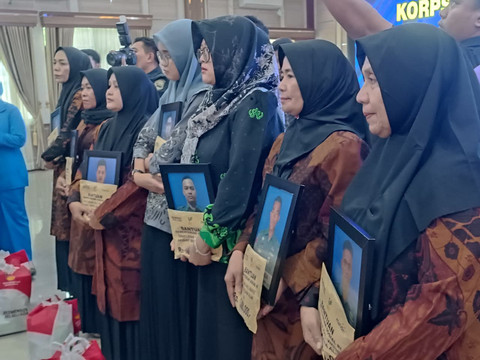 Pemberian santunan dana sebesar Rp 345 juta oleh Kementerian Sosial kepada keluarga prajurit marinir yang menjadi korban bencana longsor Cisarua yang dilaksanakan di Markas Komando Marinir Cilandak, Jakarta Selatan pada Selasa (10/2/2026). Foto: Ryan Iqbal/kumparan