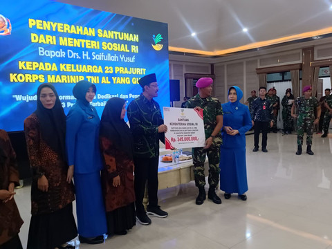 Pemberian santunan dana sebesar Rp 345 juta oleh Kementerian Sosial kepada keluarga prajurit marinir yang menjadi korban bencana longsor Cisarua yang dilaksanakan di Markas Komando Marinir Cilandak, Jakarta Selatan pada Selasa (10/2/2026). Foto: Ryan Iqbal/kumparan