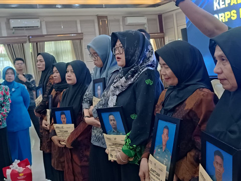 Pemberian santunan dana sebesar Rp 345 juta oleh Kementerian Sosial kepada keluarga prajurit marinir yang menjadi korban bencana longsor Cisarua yang dilaksanakan di Markas Komando Marinir Cilandak, Jakarta Selatan pada Selasa (10/2/2026). Foto: Ryan Iqbal/kumparan