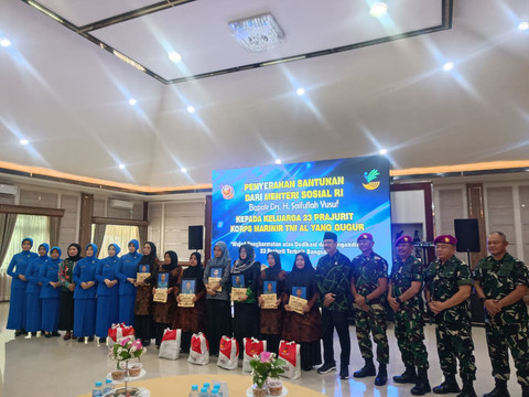 Pemberian santunan dana sebesar Rp 345 juta oleh Kementerian Sosial kepada keluarga prajurit marinir yang menjadi korban bencana longsor Cisarua yang dilaksanakan di Markas Komando Marinir Cilandak, Jakarta Selatan pada Selasa (10/2/2026). Foto: Ryan Iqbal/kumparan