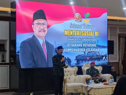 Menteri Sosial, Saifullah Yusuf memberikan sambutan dalam agenda pemberian santunan Kementerian Sosial kepada 23 keluarga prajurit marinir yang menjadi korban bencana longsor Cisarua di Markas Komando Marinir Cilandak, Selasa (10/2/2026). Foto: Ryan Iqbal/kumparan