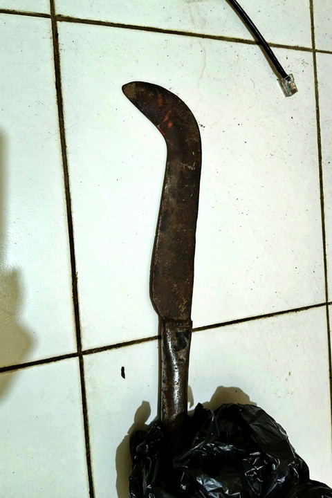Sebuah golok yang digunakan terduga pelaku untuk melukai teman lamanya di Bantul, Yogyakarta.  Foto: Dok. Polres Bantul